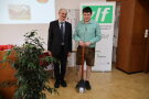 2 Personen stehen nebeneinander