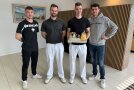 4 Personen stehen nebeneinander