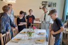 Personen stehen um Tisch