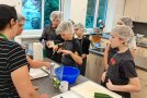 Personen in einer Lehrküche