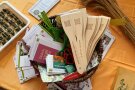 Hölzerne Pfannenwender und Faltblätter in einer Schale