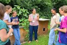 Personen stehen in einem Garten