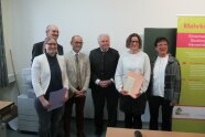 6 Personen stehen nebeneinander