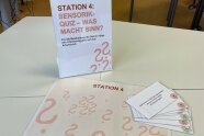 Kärtchen liegen auf einem Tisch