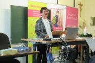 Person steht hinter Tisch