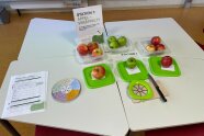 Äpfel auf Kärtchen auf einem Tisch
