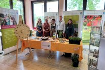 Personen stehen hinter einem Messestand