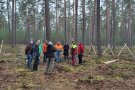 Mehrere Personen im Wald