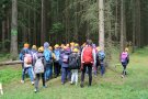 Eine Gruppe Kinder wandert durch den Wald