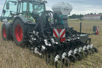 Traktor mit Sämaschine auf Feld 